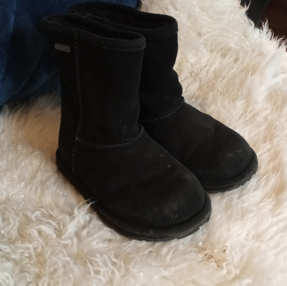 Girls black Emu australia, shearling short boot.
